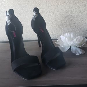 Black strap heels🖤🤍